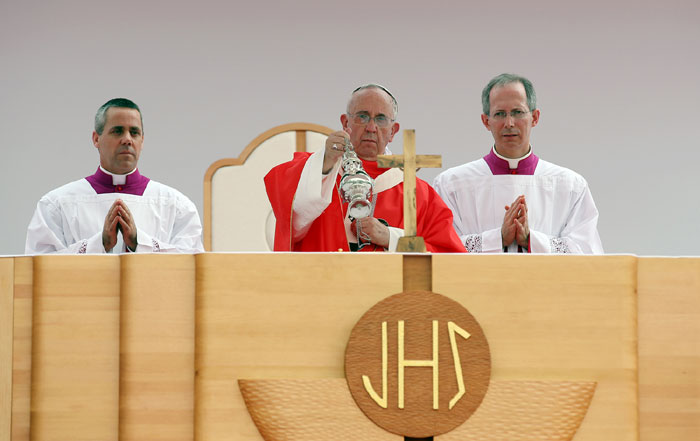 Pope_Gwanghwamun2_L36.jpg