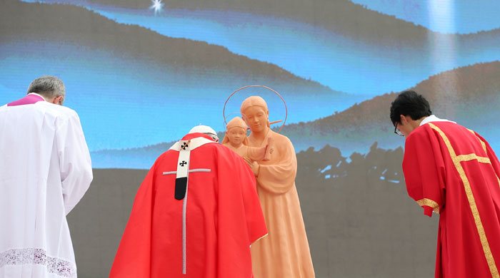 Pope_Gwanghwamun2_L37.jpg