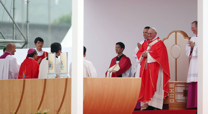 Pope_Gwanghwamun2_L39.jpg