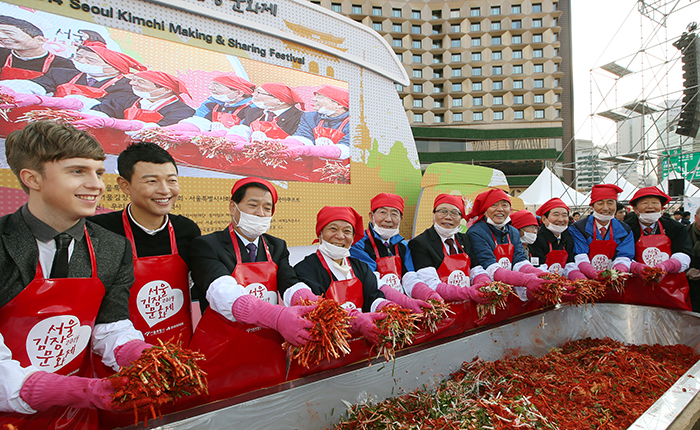 ‘2014 서울김장문화제’ 개막식이 열린 14일 이동필 농림축산식품부 장관(왼쪽에서 6번째), 박원순 서울시장(왼쪽에서 5번째), 윤장현 광주광역시장(왼쪽에서 4번째) 등이 김치 속을 버무리고 있다. 