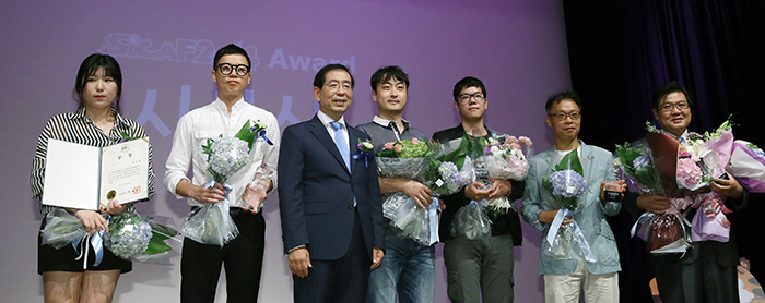 서울국제만화애니메이션 페스티벌 (SICAF 2014) 개막식에서는 애니메이션 공로상, 만화공로상 등을 수여하는 시상식이 있었다.. 수상자들과 기념촬영을 가진 박원순 서울시장(왼쪽 세번째). (사진: 전한)