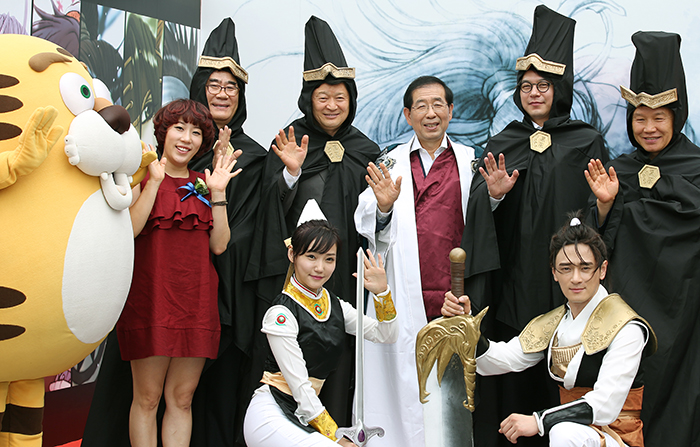 박원순 서울시장(뒷줄 오른쪽 세번째), 개그우먼 김영희(왼쪽 두번째) 등 참석자들이 22일 서울국제만화애니메이션 페스티벌 (SICAF 2014) 개막식'에서 만화 열혈강호 캐릭터 분장을 하고 기념촬영을 갖고 있다. (사진: 전한)