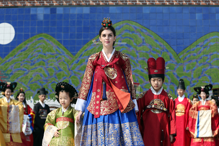 지난 22일 인사동 거리 일대에서 열린 ‘2014 인사동의 봄’ 한복패션쇼에서 유일한 외국인으로 참가한 프랑스 출신의 케푸신 페리생 파베르 씨가 궁중의상을 입고 어린이 모델들과 함께 무대에 오르고 있다. (사진: 전한 기자)