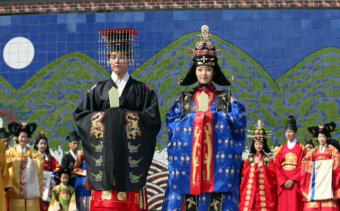 ‘2014 인사동의 봄’ 한복 패션쇼에서 전통한복을 입고 무대를 걷고 있는 모델들. (사진: 전한 기자)