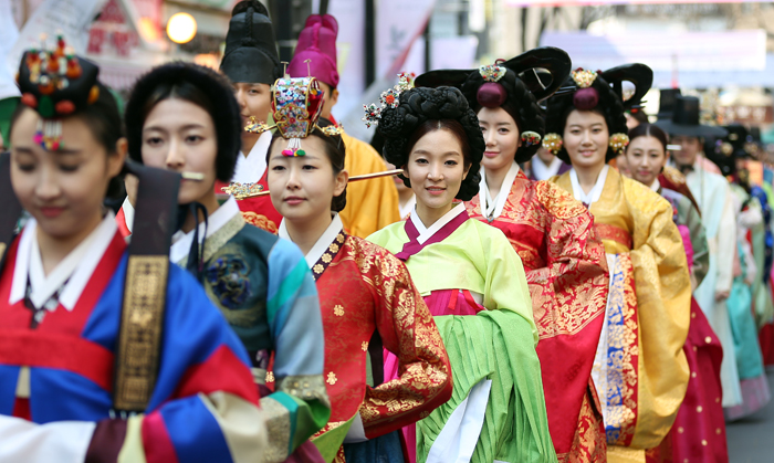 고운 전통한복을 차려 입고 행진하고 있는 모델들. (사진: 전한 기자)