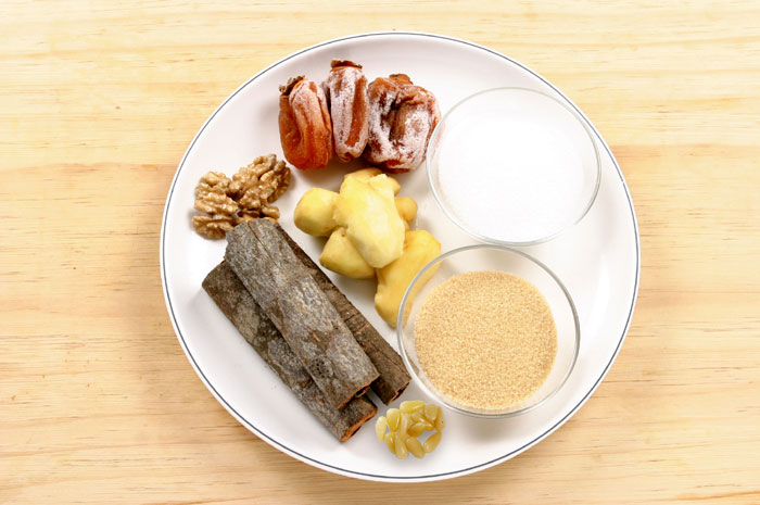 수정과의 주 재료인 생강, 통계피, 곶감과 황설탕, 잣