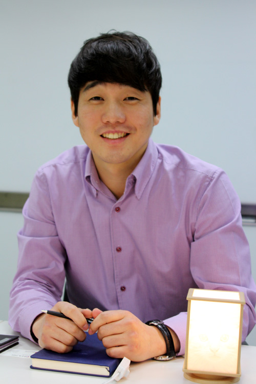 정밀하고 세련된 3D프린팅 기술이 ‘3D프린팅 포토라이트’의 질을 좌우한다고 강조하는 윤정록 포머스팜 대표.