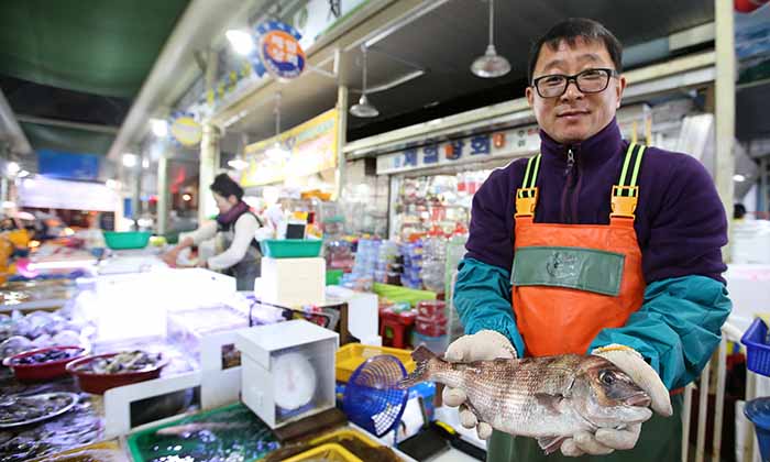 Tongyong_Market_Spring_Week.jpg