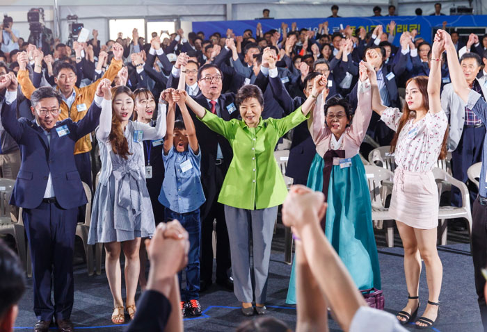박근혜 대통령(가운데)과 경원선 남측구간 기공식 참석자들이 한반도 통일 실현 의지를 담은 구호를 외치고 있다.