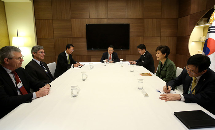 22일 박근혜 대통령(오른쪽 두번째)이 요에 캐져(Joe Kaeser) 지멘스 그룹 회장 일행과 접견하고 있다. (사진: 청와대) 