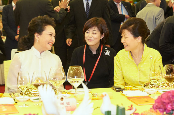 박근혜 대통령(오른쪽)이 3일 인민 항일전쟁 및 세계 반파시스트 전쟁 승리 70주년 기념행사 후 베이징 인민대회당에서 열린 오찬 리셉션에서 펑리위안 여사와 대화하고 있다.