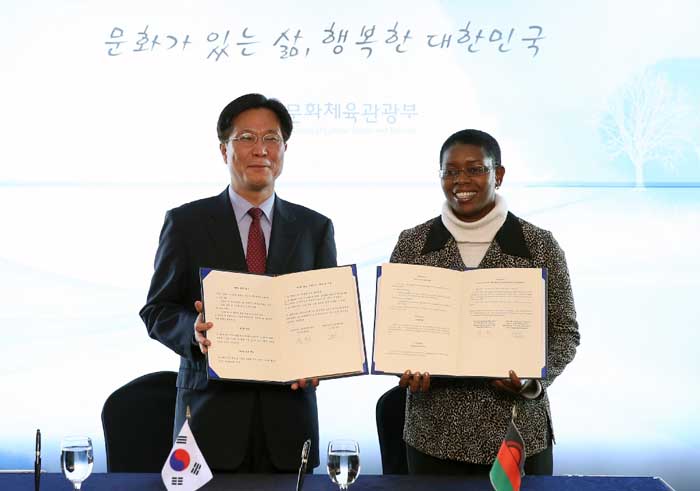 김장호 문화체육관광부 저작권정책과장(왼쪽)과 도라 마크윈자(Dora Susan Makwinja) 말라위 정보관광문화부 저작권기구 국장이 한-말라위 저작권 분야의 협력 강화를 위한 양해각서를 체결하고 있다. 