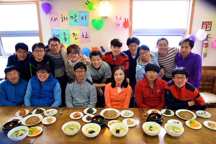 새해 첫날 떡국과 전이 차려진 식탁 앞에 모인 세종과학기지 월동대원들. 
