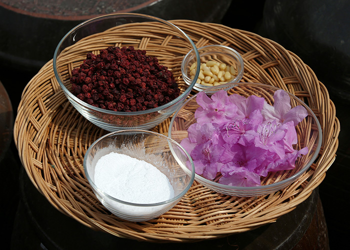Les principaux ingrédients de l'infusion aux azalées sont les pétales de cette fleur, les baies d'omija, le sucre, la fécule de haricots mungo et les pignons de pin.
.