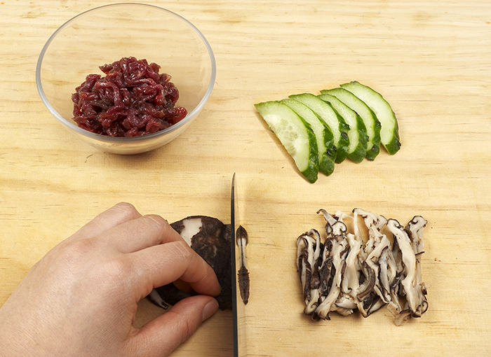 Cucumbers, beef and shitake mushrooms are needed to prepare All the ingredients need to be cut into small pieces and marinated.