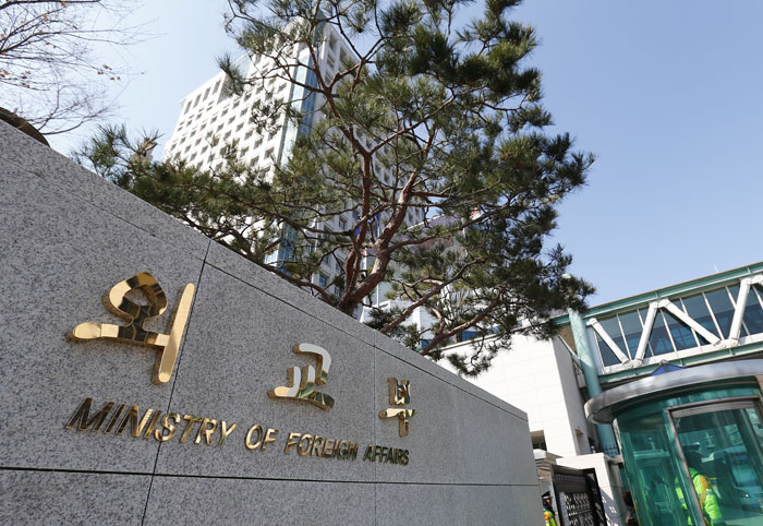 10일 외교부는 일본 총리 담화에서 역대 내각 담화의 역사인식을 확실하게 계승한다는 점을 분명히 함으로써 한일 관계가 선순환적으로 발전되어 나가기를 희망한다고 밝혔다.