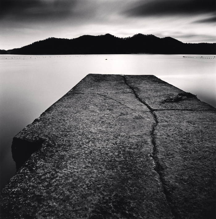 전라남도 신안 하의도의 ‘금이 간 부두’(Cracked Pier, Haeui-do, Shinan, South Korea, 2013) (사진: 공근혜갤러리) 