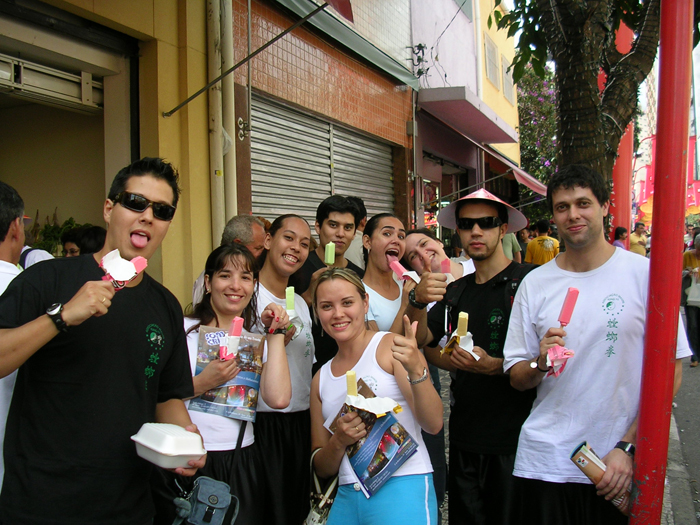 Brazilians hold up some Binggrae Melona bars. 