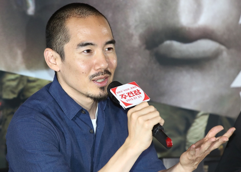 Miki Dezaki, directeur du long métrage documentaire « Shusenjo: le principal champ de bataille de la question des femmes de confort », prend la parole le 15 juillet lors d'une conférence de presse à la COEX de Séoul. ⓒ Yonhap News