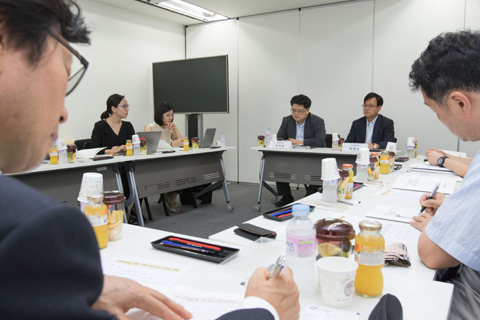 보험료를 더내고 연금을 덜 받는 내용의 공무원연금개혁이 이뤄졌다. 사진은 24일 서울 외신지원센터에서 상주외신을 대상으로 한 공무원연금개혁 관련 브리핑.