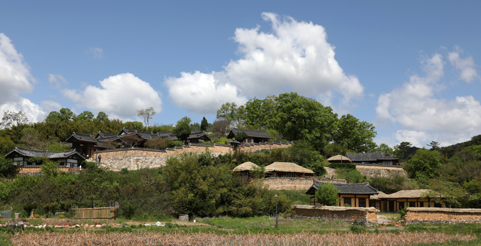 Le village Yangdong de Gyeongju, classé au patrimoine mondial de l'UNESCO en 2010, est une zone basée sur des clans qui a fidèlement préservé le style de vie et la nature de l'époque de la dynastie Joseon.