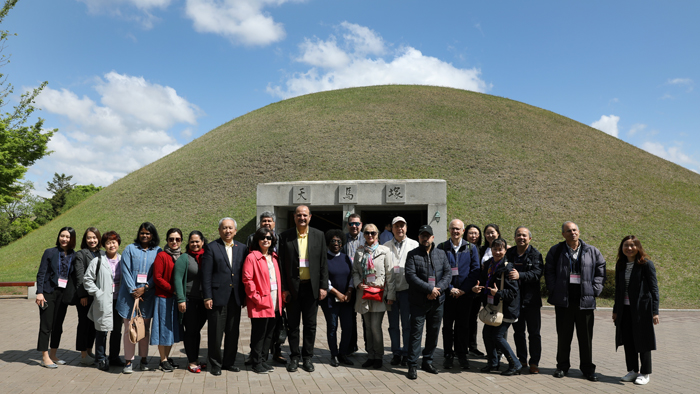 Les ambassadeurs étrangers en Corée participant à une visite des sites du patrimoine mondial de l'UNESCO à Gyeongju, dans la province de Gyeongsangbuk-do, posent pour des photos devant la tombe de Cheonmachong, lors de leur visite du complexe de tombes Daereungwon.