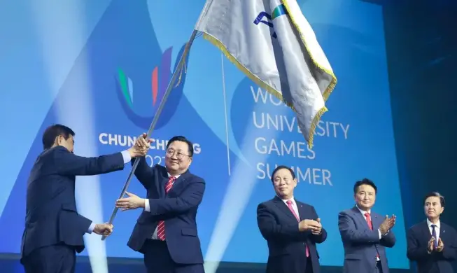 Universiades 2027 : le drapeau officiel remis à la région du Chungcheong, hôte de la compétition
