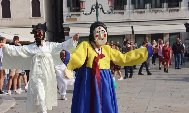 La danse masquée coréenne « talchum » au Carnaval de Venise