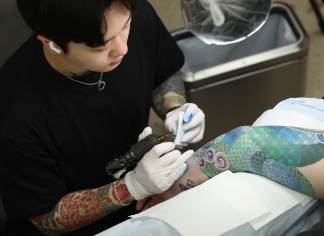 PittaKKM, le tatoueur qui fait vivre les motifs traditionnels coréens sur la peau