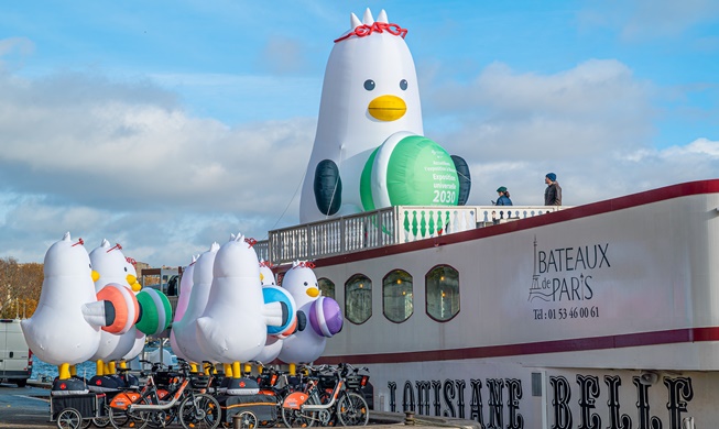 La mascotte « Boogi » flotte sur la Seine pour promouvoir la candidature de Busan à l'exposition universelle