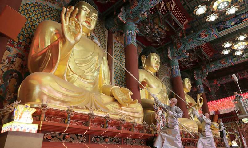 Image du jour : nettoyage de statues de Bouddha au temple Jogyesa