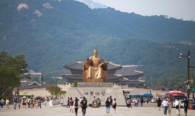 Sondage : 98,2 % des visiteurs étrangers satisfaits de la rénovation de la place Gwanghwamun