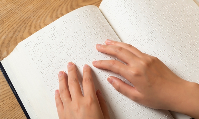 La Corée propose des livres audio et en braille pour les malvoyants qui apprennent le coréen à l'étranger