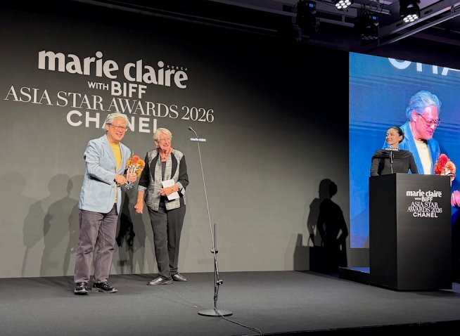 Martine Therouanne, présidente du NETPAC, a remis à Park Chan-wook le prix Aruna Vasudev lors de la prestigieuse soirée Marie-Claire Asia Star Awards, au 31e BIFF