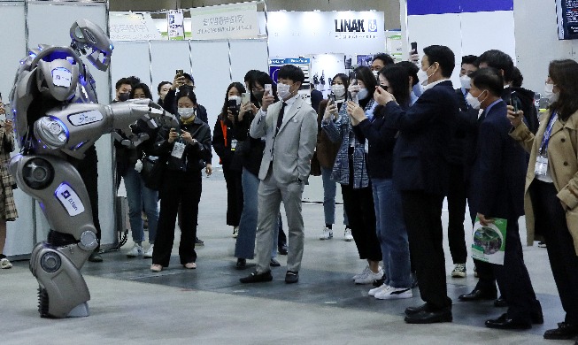 Image du jour : Titan le Robot épate la Foire de la transformation numérique