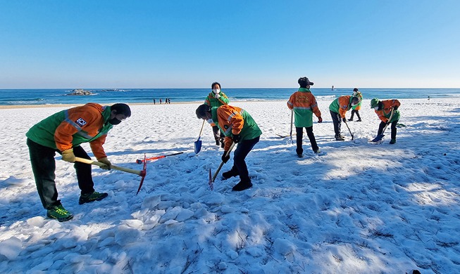 Une opération de déneigement sur la plage de Gyeongpo à Gangneung