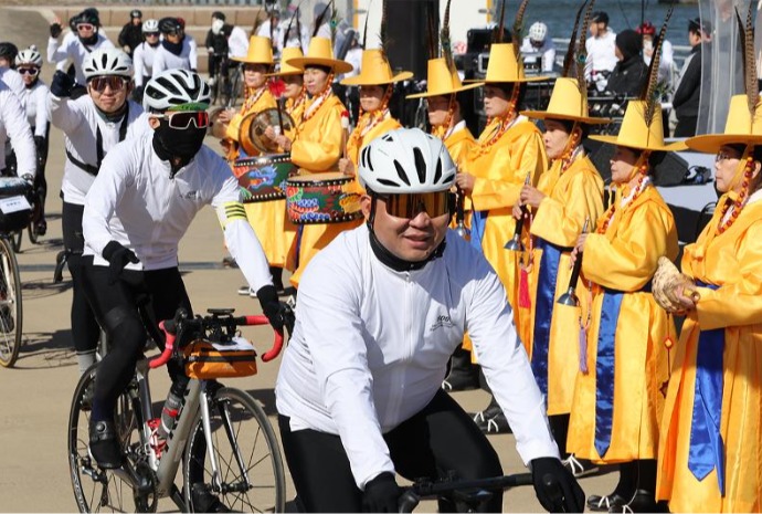 Une mission diplomatique à vélo