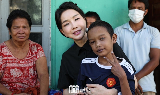 La Première dame envoie un message vidéo à un garçon cambodgien qui doit subir une chirurgie cardiaque