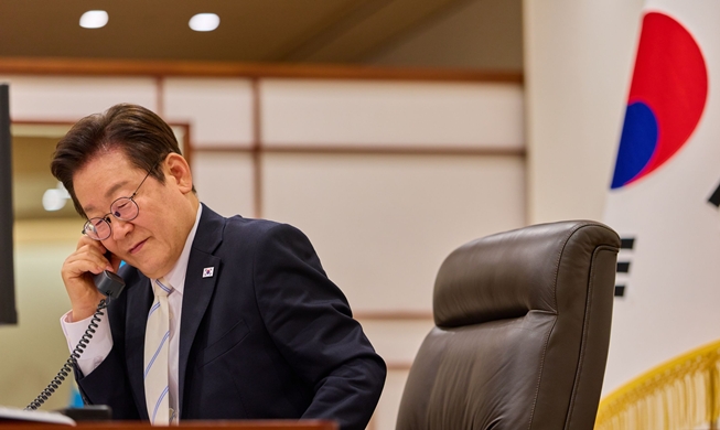 Au téléphone, Lee Jae Myung et Emmanuel Macron s'accordent pour une « communication étroite »