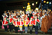 Au temple de Jogyesa, le sapin de Noël brille pour toutes les religions