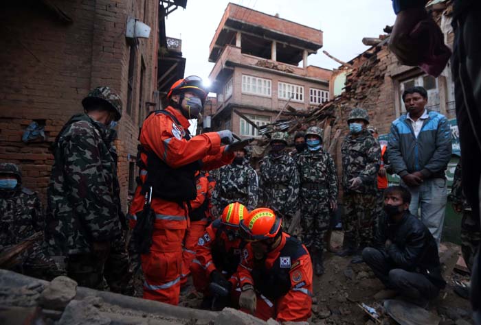 Une équipe de sauveteurs au secours des victimes du tremblement de terre au Népal