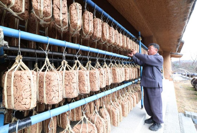 Séchage de briques de meju