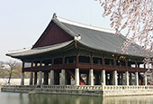 Profitez du panorama au pavillon Gyeonghoeru