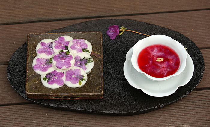 Gastronomie coréenne : gâteau de riz et infusion aux azalées 