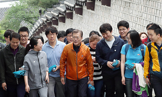 Premier Week-end du président Moon au Mont Bugaksan