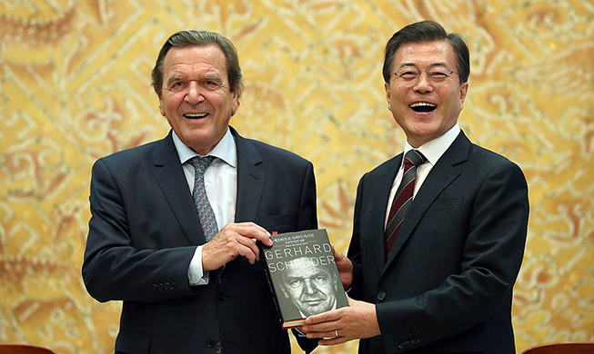 Moon rencontre l’ancien chancelier allemand Gerhard Schröder