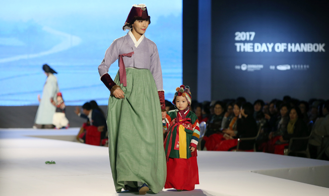 Le Jour du Hanbok éclairci par le clair de lune 