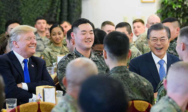 Visite de Moon et Trump à la base militaire américaine, Camp Humphreys 