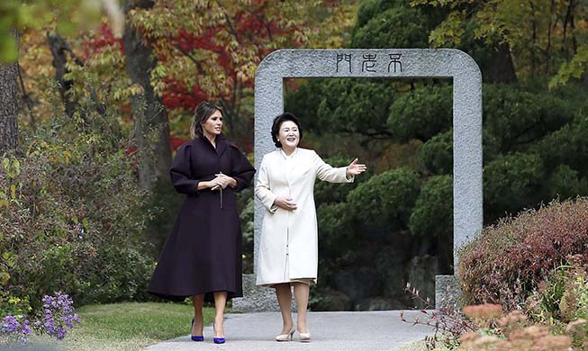 La première dame Kim Jung-sook rencontre son homologue américaine, Melania Trump