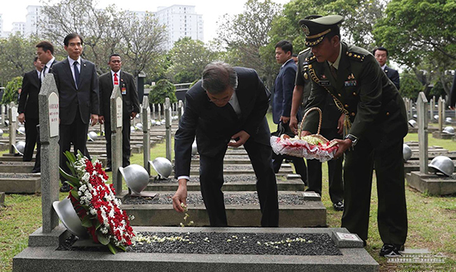 Moon se rend au cimetière des héros de Kalibata 